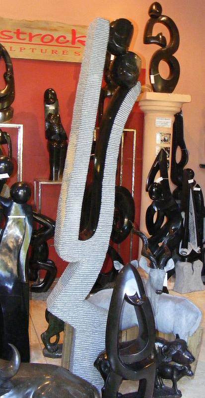 1.JPG - Beeld ca 2 meter hoog. prachtig afgewerkt. Topkwaliteit. Vraagprijs incl. transport ca ZAR 65.000 incl. vervoer naar Nl.Kan makkelijk 25 a 30 % vanaf. Praten dan over Eur 3.640,-Op volgende foto detail van hoofden