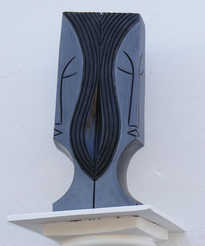 4.JPG - Heel mooie sculptuur. Zwarte lijnen zijnecht pikzwart. Dit komt op foto niet geheel over.Vraagprijs ZAR 24.000 inclusief vervoer naar Nl.Beeldje is ca 70 cm hoog.